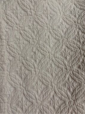 Like new Linea Casa by sferra White Cotton Matelassé Coverlet Queen Bedspread